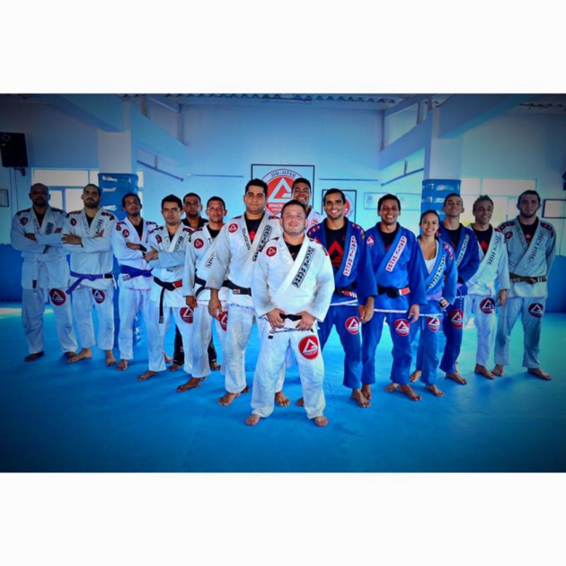 O Parque Shopping, em parceria com a academia alagoana de Jiu-Jitsu Gracie Barra, preparou uma programação especial para os fãs de artes marciais. Durante toda esta semana, até o dia 31 de julho, das 10h às 21 horas, o público poderá acompanhar -- e também participar -- de aulas abertas na praça de eventos, no piso L1, com a equipe de professores e alunos da Gracie Barra. Encerrando a semana de treinos, o mall recebe ainda, nos dias 01 e 02/8, o tradicional Campeonato Prime de Jiu-Jitsu Gracie Barra 2015, com a participação de competidores de todas as categorias de peso (infantil, masculino, infanto-juvenil, adulto, master e absoluto) e faixa (cinza a preta).     Confira a programação:  De segunda a sexta-feira (27 a 31 de julho)  10h às 11h - Jiu-Jitsu/ defesa pessoal com o professor Diojone Farias  12h às 14h - Jiu-Jitsu/ defesa pessoal com o professor Diojone Farias  15:30h às 17 - Jiu-Jitsu/ defesa pessoal com a professora Bianca Andrade  18h às 19:30h - Jiu-Jitsu/ defesa pessoal/ Jiu-Jitsu infantil com os professores Diojone Farias e Bianca Andrade  18h às 19h30 – Jiu-Jitsu sem kimono, com o professor Danillo Guimarães  19h30 às 21h - Jiu-Jitsu/ defesa pessoal com o professor Diojone Farias     Campeonato Gracie Barra Prime de Jiu-Jitsu  Data: 01 e 02 de agosto  Horário: 10h às 22 horas  Local: Praça de eventos do Parque Shopping (piso L1)